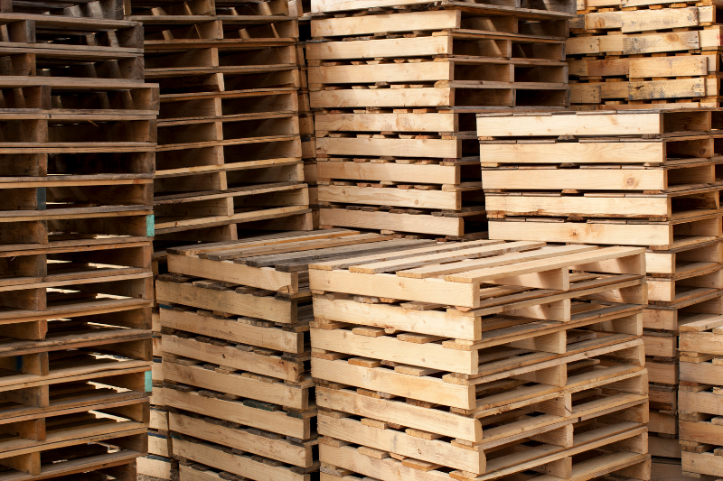 Cómo elegir palets de madera para empresas